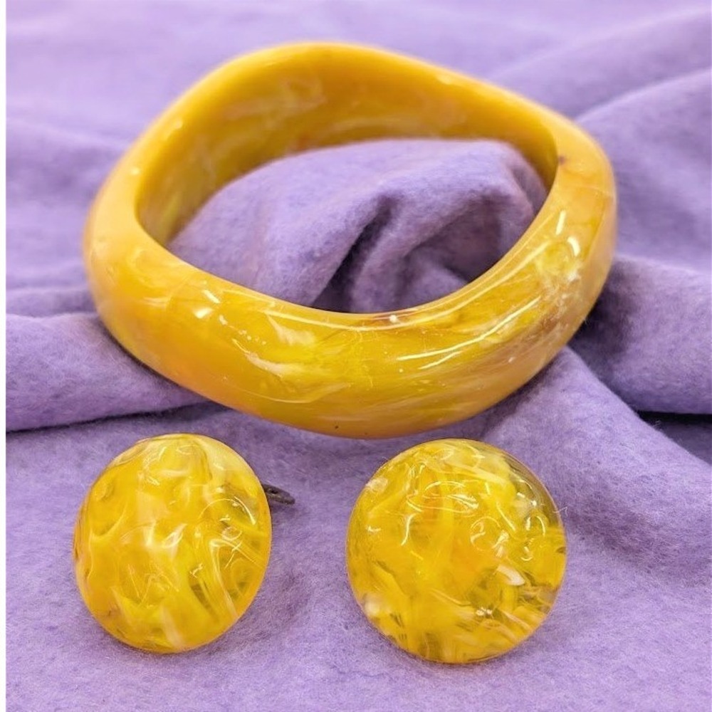 VTG Yellow Marbled‎ Bracelet and Earrings Set Lucite Wavy Bangle Clip On Pop Art